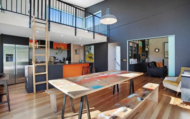 Artist's Colourful Casa with Spa Pool