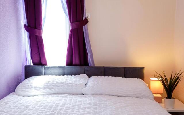 4 Beds Sleeps 6 - Elegance Leisure Stay, Burnley