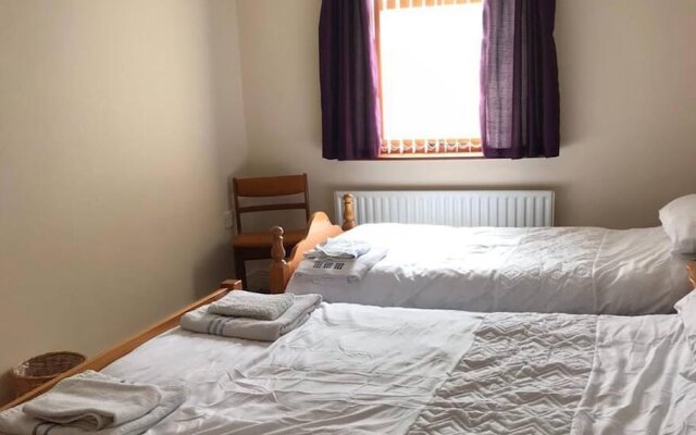 Central 2 Bed Apartment Above Great Derry Pub