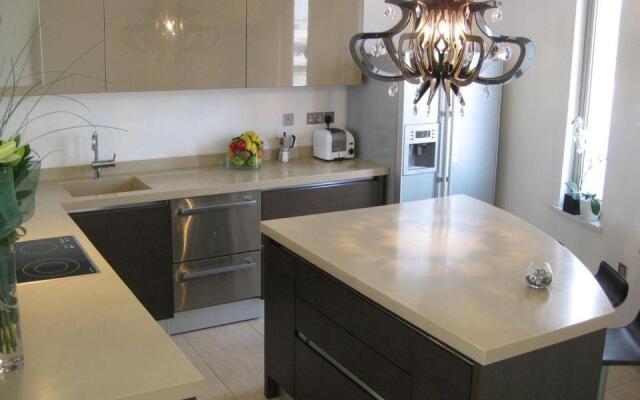 3b Pool Penthouse private hot tub - Larnaca center
