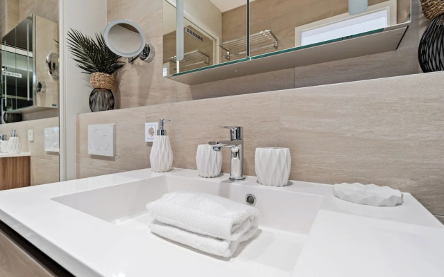 Stylish Luxurious Apt w Pool & Gym ID214