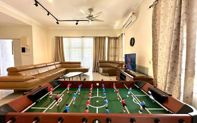 BNB Casa Grande at Rawang - spacious, 15 pax and WiFi