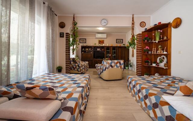 Say Close to Center and Beach 6 Kd