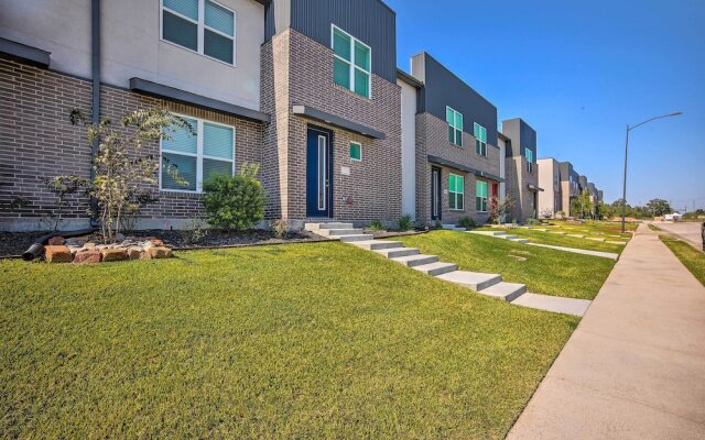 College Station Townhome w/ Furnished Patio!