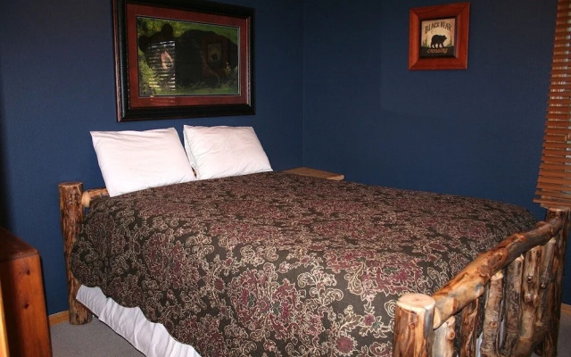 Lazy R Cottages: 17 2 Bedroom Cabin