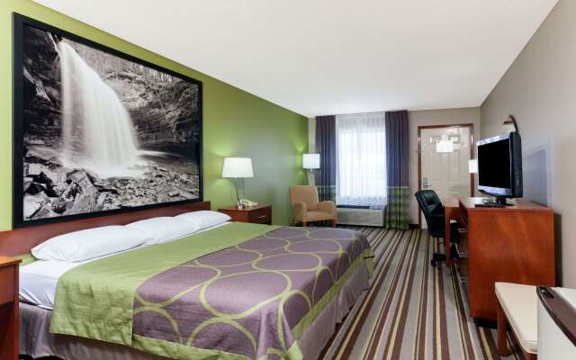 Super 8 by Wyndham Clarksville Northeast