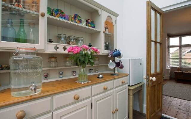 10 Bedroom Home In Glastonbury Beautiful Garden