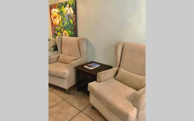 ¡Pleno Centro Con Patio Grande Y Cochera!