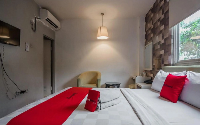 RedDoorz Plus near Mangga Besar Station 2