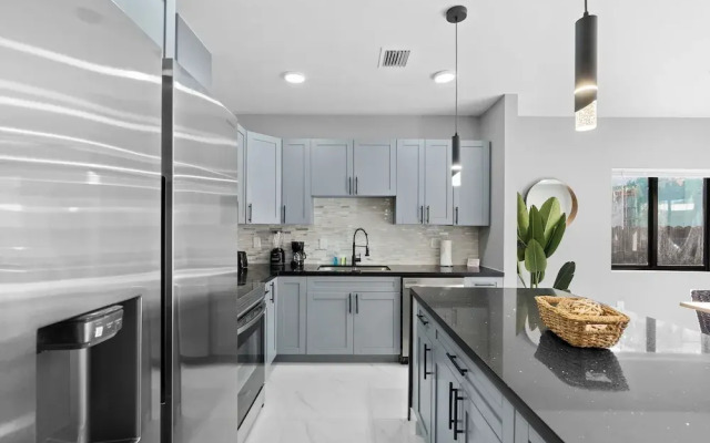 Modern 4-BR House with Free Parking