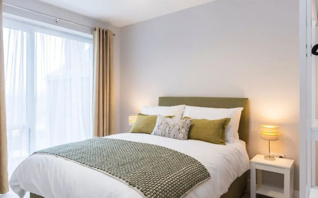 Stylish new Home With Parking - King Beds Garden