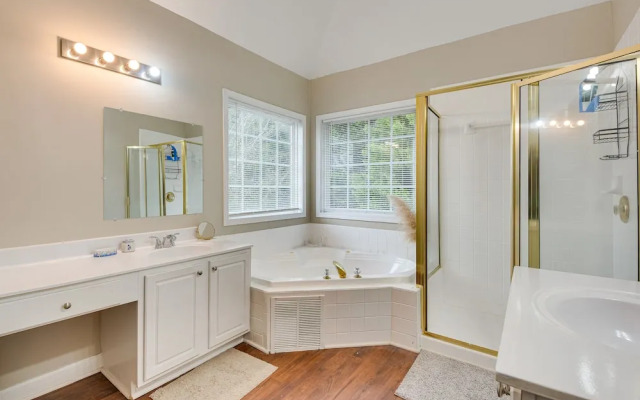 Pet-friendly Atlanta Home: 9 Mi to Downtown!