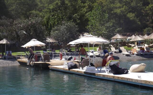 Alesta Yacht Hotel
