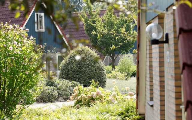 Carefully Furnished House with Bath near Mookerplas