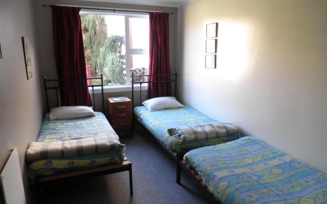 Bazil's Hostel & Surf School – Guest Rooms – Westport
