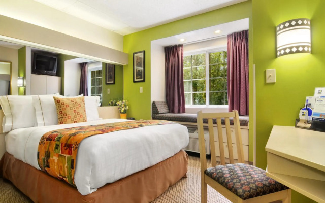 Hometown Inn & Suites Jacksonville - Butler Blvd./Southpoint