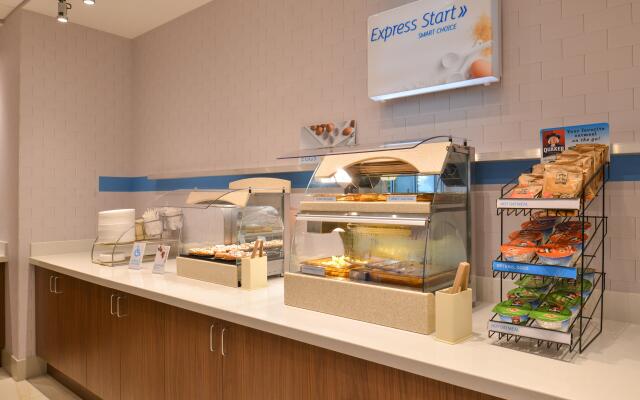 Holiday Inn Express & Suites Omaha Airport