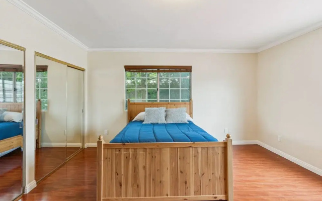 Russell House Near Hollywood & Griffith Park 3 Bedroom Home