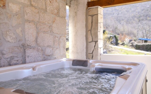 Rustic Stone House Bajeli with Jacuzzi