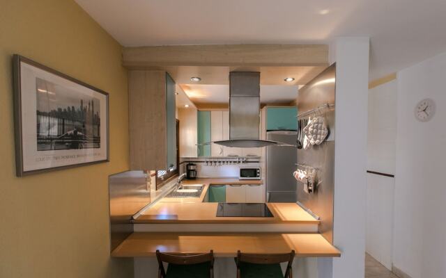 The Midpoint Apartment, Coastal Life Between the Two Beaches