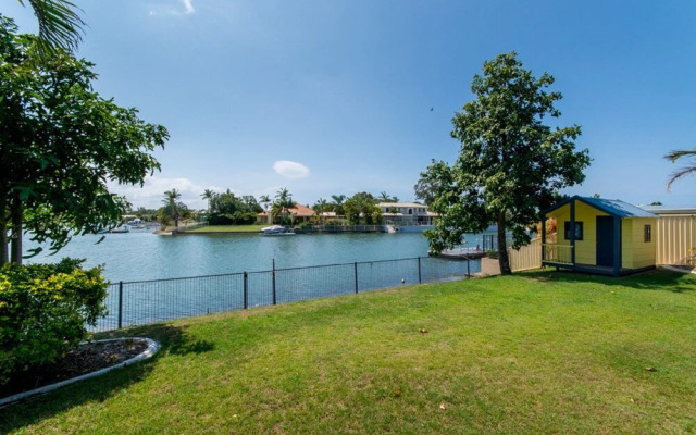 Lowset home on the canal - Dolphin Dr, Bongaree