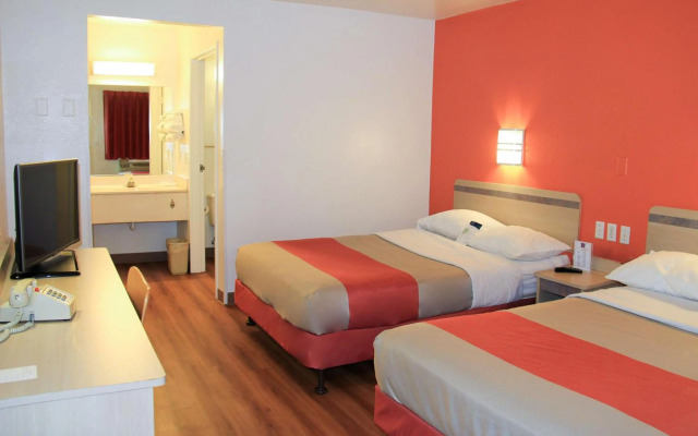 Motel 6 Enfield, CT - Hartford