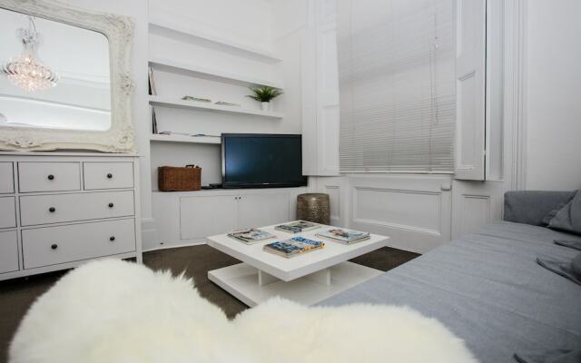 2 Bedroom Flat Accommodates 6 in Canonbury