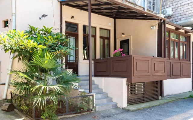 Stylish 3br House with Balcony