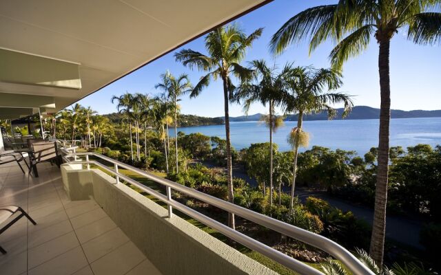Lagoon 206 on Hamilton Drive