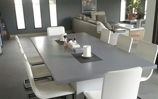 Rumah Putih Abu Abu
