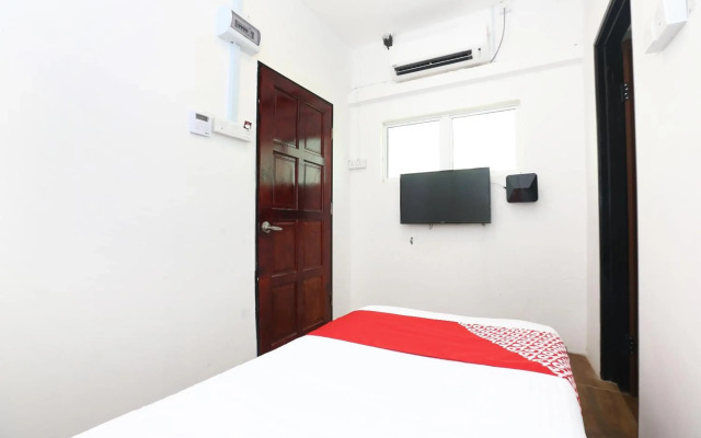 Super OYO 89678 Ady Hotel