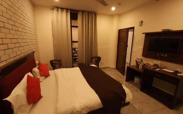 OYO Rooms Sector 22 Mobile Market