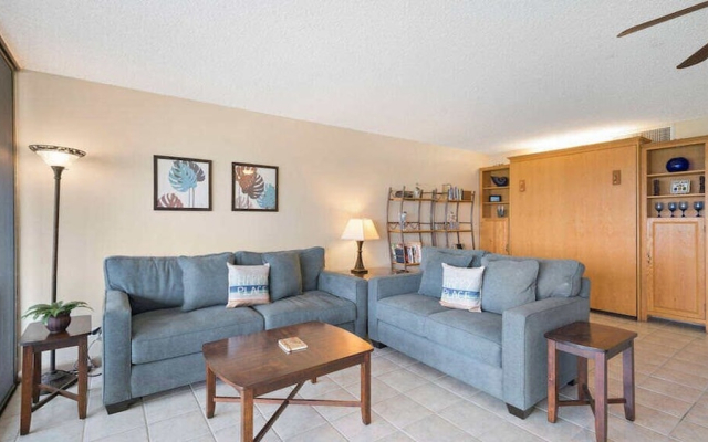 Kona Alii Oceanview Pool Shops & Restaurants