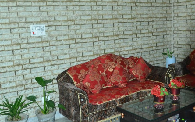 OYO HOME 92078 Pinky Homestay