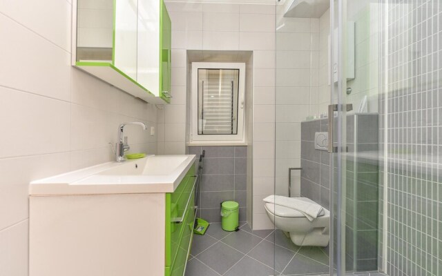 Awesome Apartment in Makarska With Wifi and 2 Bedrooms