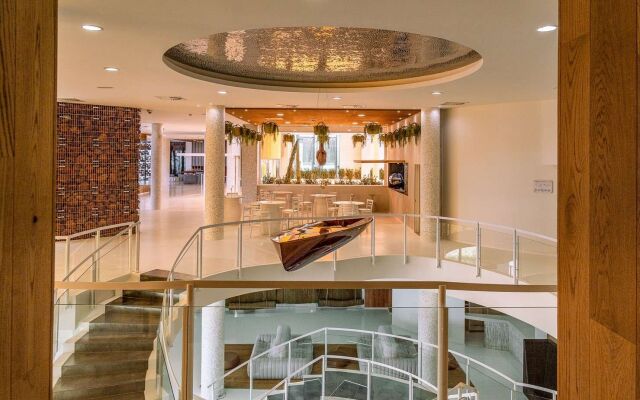 Leiro Suites And Residence (+16 Y)