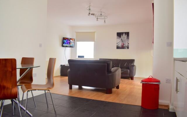 Spacious 2 Bedroom in Shepherds Bush With Patio