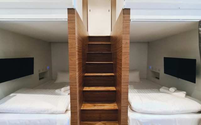 Play Poshtel & Cafe (SHA Certified)