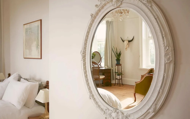 Captivating 6-bed Manor House in Totland Bay