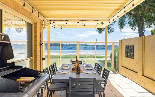 Sandy Beach House - Corlette Waterfront