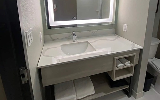 La Quinta Inn & Suites by Wyndham DeSoto