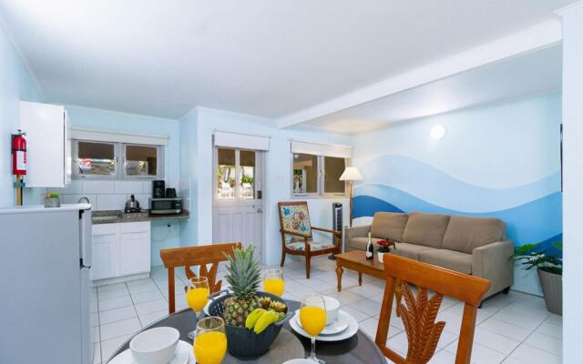 2BR 1BA Ground Level in the Heart of Aruba Pool