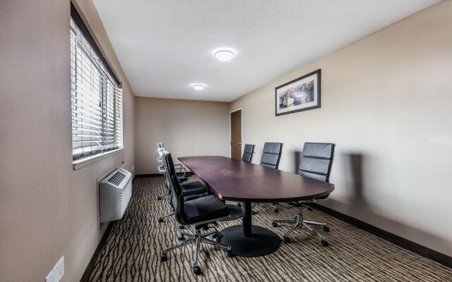 Magnolia Bay Hotel & Suites