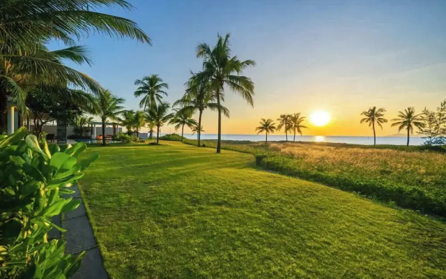 8BR Beachfront Eden: Luxury Events & Getaways