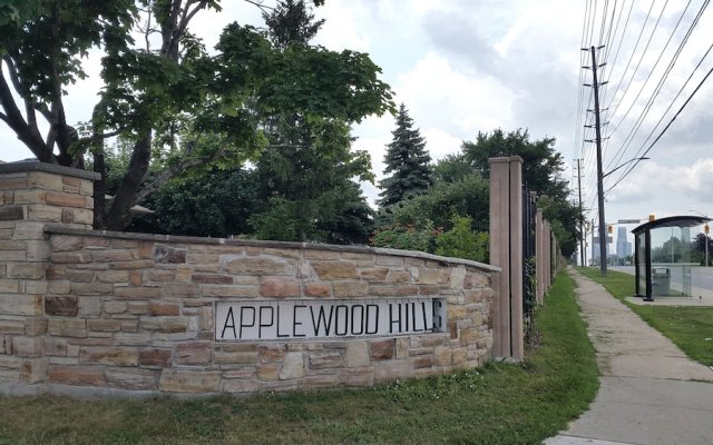 Applewood Hills Apartment