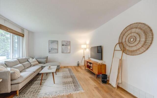 The Elm, 4 Bed Bungalow with Backyard and Firepit