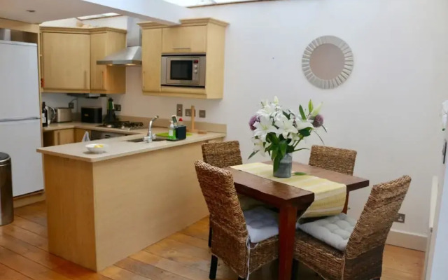 Pleasant, Intimate Flat With Backyard in Battersea