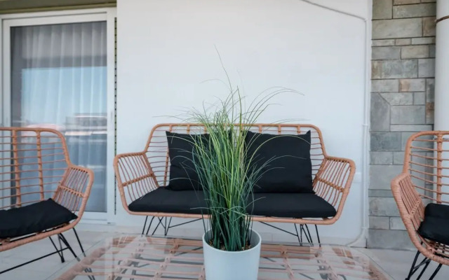 Luxury Apartment near Floisvos Marina