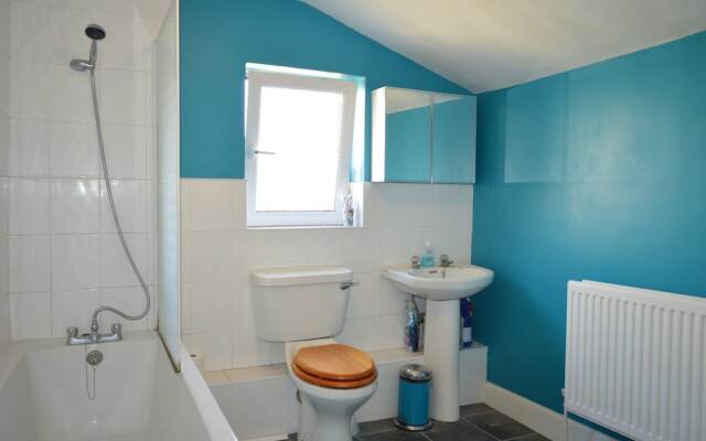 Charming 2 Bedroom House With Terrace