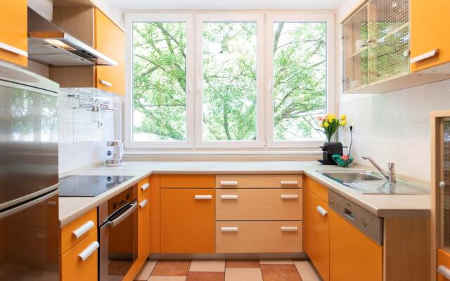 Bright 2bdr Apartment With a Balcony